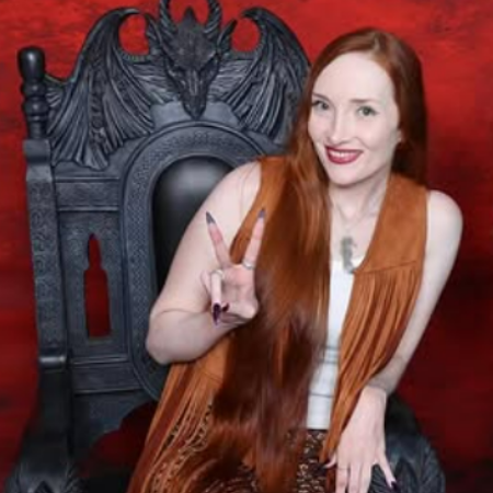 Since she was small, Scarlett Pomers had sung and played guitars and mandolins.